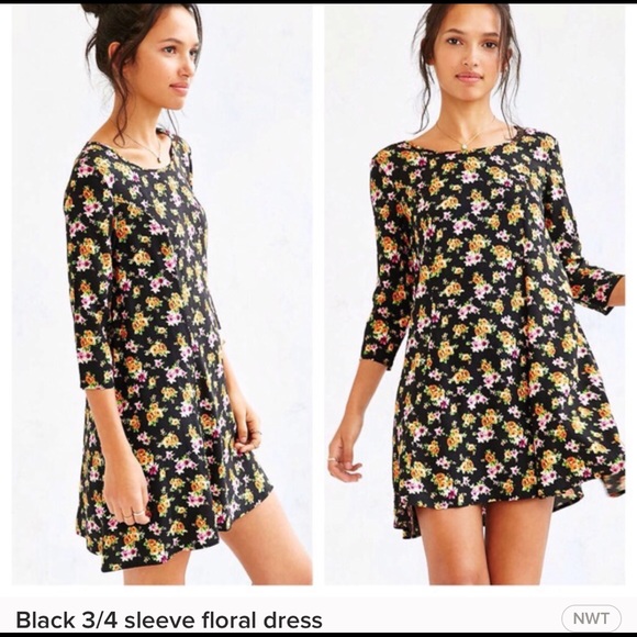 💗 BLACK 3/4 SLEEVES FLOWER UO DRESS 🌺 - Picture 3 of 4